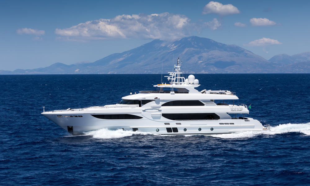 How Much Does It Cost to Charter a Yacht (Price Chart)